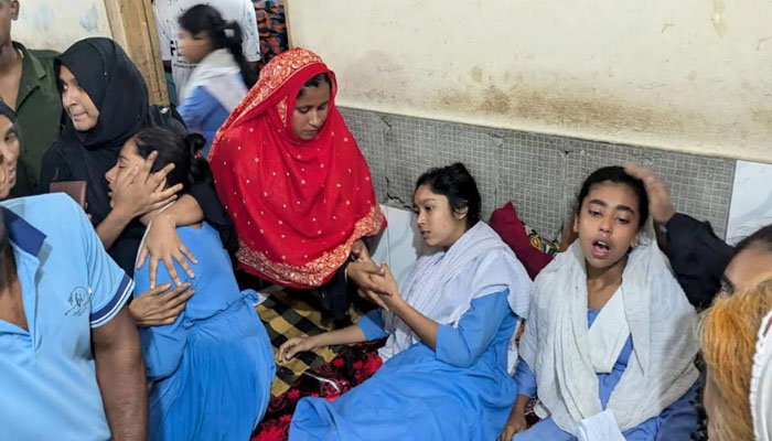 পাবনার ঈশ্বরদীতে শ্রেণিকক্ষে রহস্যজনক বিষক্রিয়া, অর্ধশতাধিক শিক্ষার্থী অসুস্থ