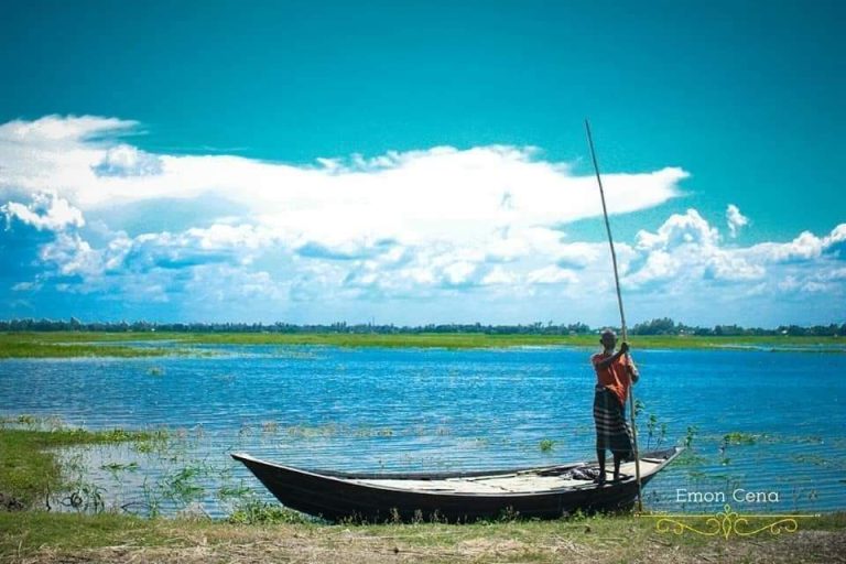 নদীর বুকে নৌকা: প্রকৃতি ও শান্তির এক অনন্য দৃশ্য