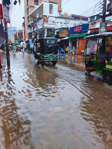 বৃষ্টিতে পাবনা শহরের আব্দুল হামিদ রোড