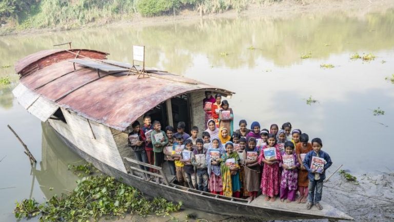 বিলঞ্চলের জলছাবিতে শিক্ষার আলো: পাবনার চলনবিলের ‘ভাসমান স্কুল’ ও বিশ্বজয়ের গল্প