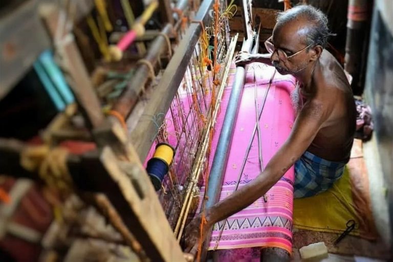 পাবনার শাড়ি: বাংলার ঐতিহ্য, সৌন্দর্য ও তাঁতশিল্পের গর্ব
