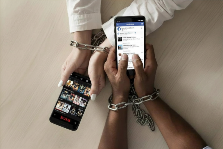 মোবাইল কি আমাদের নিয়ন্ত্রণ করছে? মানসিক স্বাস্থ্যের উপর ভয়াবহ প্রভাব ও মুক্তির উপায় 