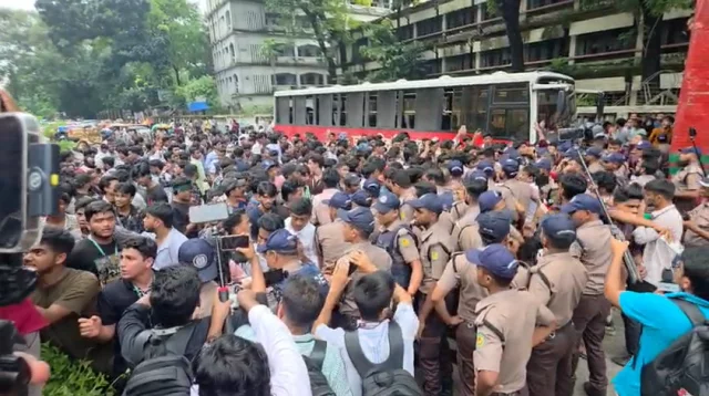 এইচএসসি পরীক্ষা বনাম বৈরী আবহাওয়া: অচল ঢাকা, শিক্ষার্থীদের আন্দোলনের উত্তাপ তুঙ্গে