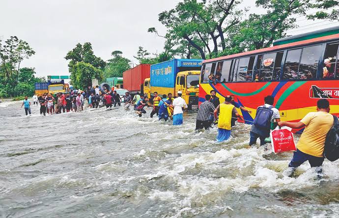 স্মরণকালের ভয়াবহ বন্যায় ভাসছে বাংলাদেশ: প্রাণহানি বেড়ে ৫৩, ক্ষতিগ্রস্ত ১১ লাখ মানুষ