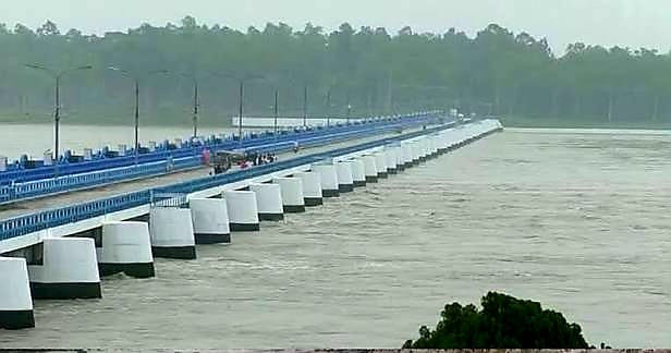 সক্রিয় মৌসুমী বায়ুর তাণ্ডব: উত্তরাঞ্চল ও মধ্যাঞ্চলে ভারী বর্ষণের সতর্কতা, বিপৎসীমার ওপরে পদ্মা-যমুনা ও তিস্তা