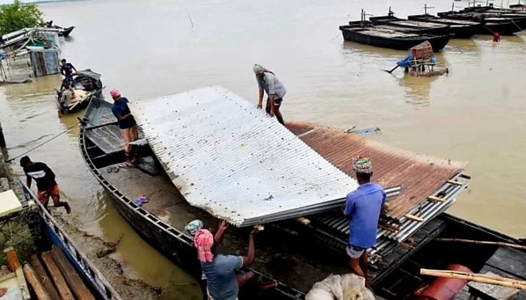 পদ্মার বুকে বিলীন হওয়া চর: ভিটেমাটি হারানো মানুষের দীর্ঘশ্বাস ও ঘুরে দাঁড়ানোর মহাকাব্য