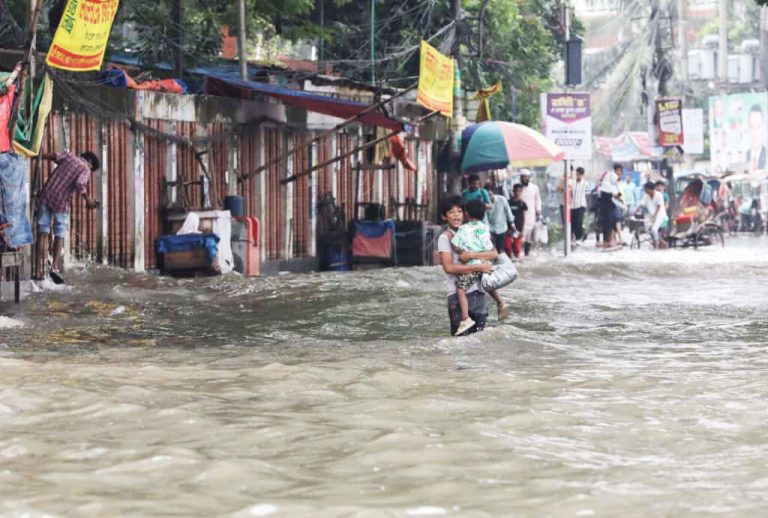 রাজধানীতে মাত্র ৬ ঘণ্টায় ৭৬ মিলিমিটার বৃষ্টি: তলিয়ে গেছে বহু এলাকা, তীব্র জলজট