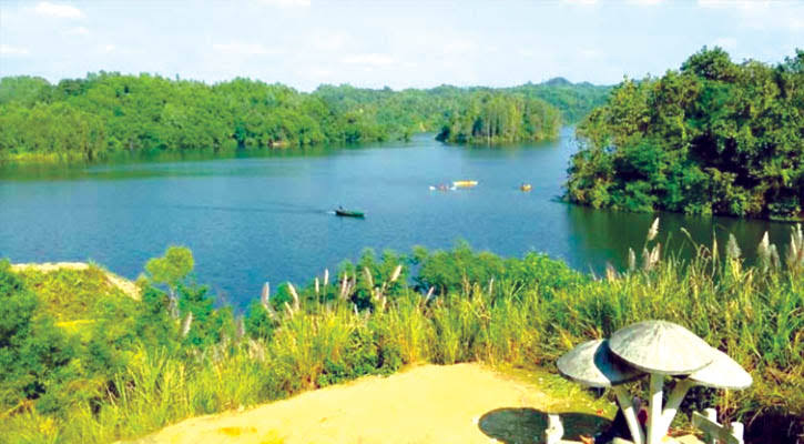 প্রকৃতির মায়াজালে মোহাবিষ্ট ‘মহামায়া লেক’: উইকেন্ড ট্যুরের পারফেক্ট ডেস্টিনেশন